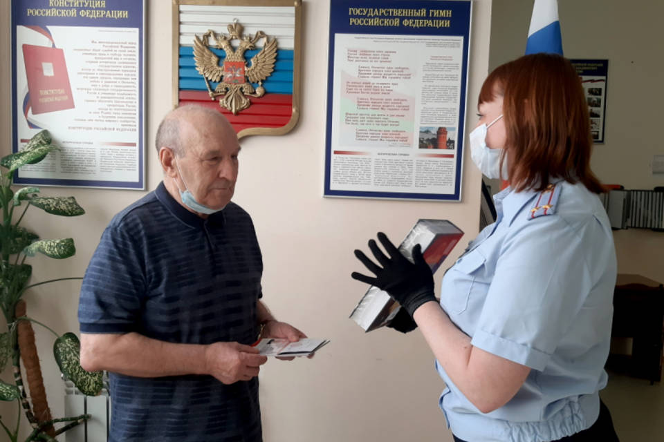 В Волгограде паспорт гражданина РФ полицейские вручили пенсионеру из Донбасса