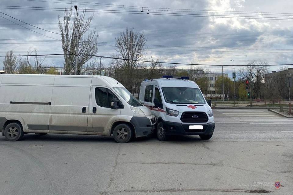 Пассажирка машины скорой помощи пострадала в ДТП в Волгограде
