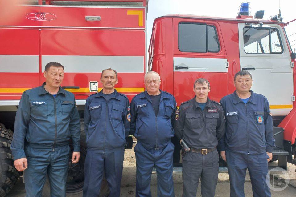 В Волгоградской области пожарные спасли семью путешественников с детьми