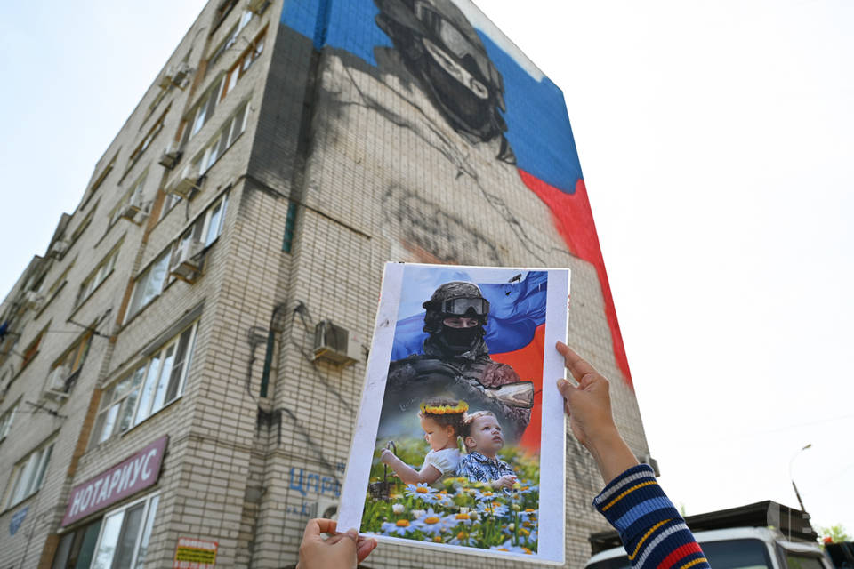 На стене дома в Волгограде появилось 26-метровое граффити с российским военным