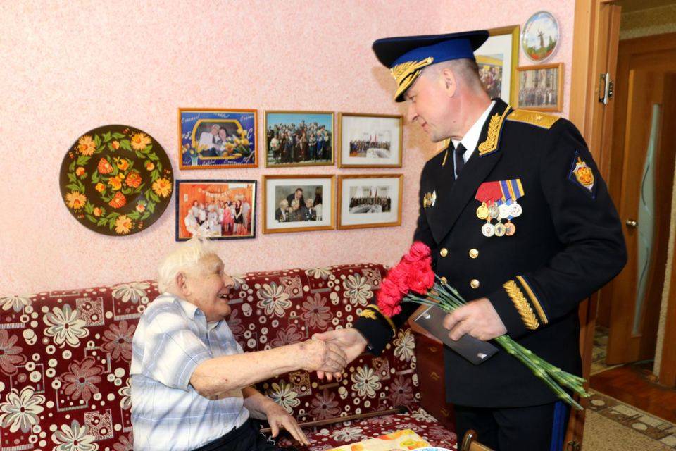 Начальник УФСБ по Волгоградской области поздравил с праздником Победы ветерана