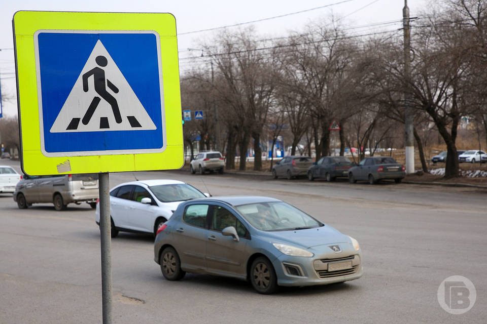 В Волгограде из-за столкновения двух машин пострадал пешеход