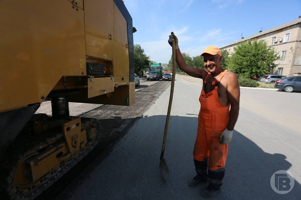 В Волгограде укладывают финишный слой дорожного покрытия в переулке Успенского