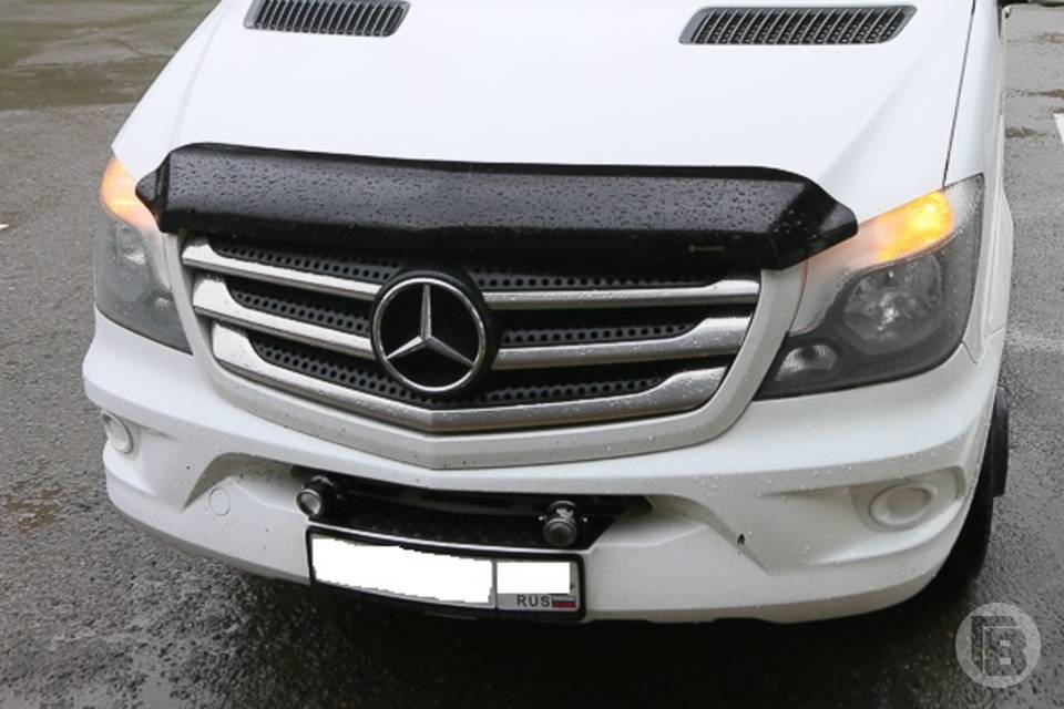 В Волгограде на Землячки огонь изуродовал Mercedes-Benz