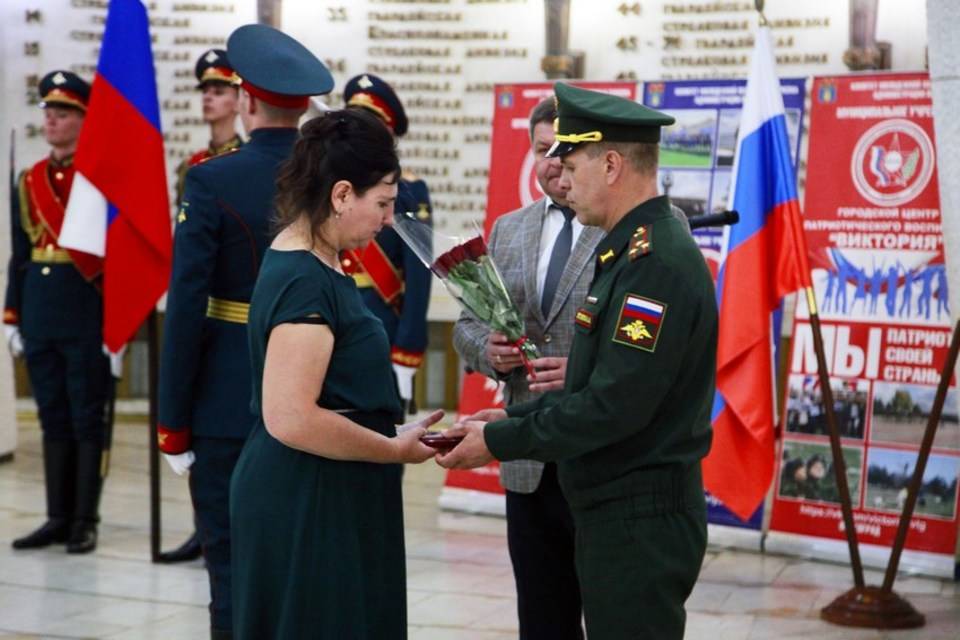 В Волгограде семьям погибших солдат передали ордена Мужества