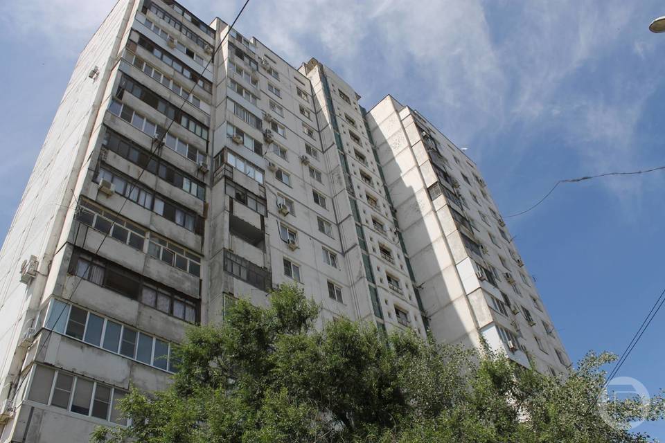 В Волгограде выясняют обстоятельства ЧП, где дети женщины выпали из окна многоэтажки