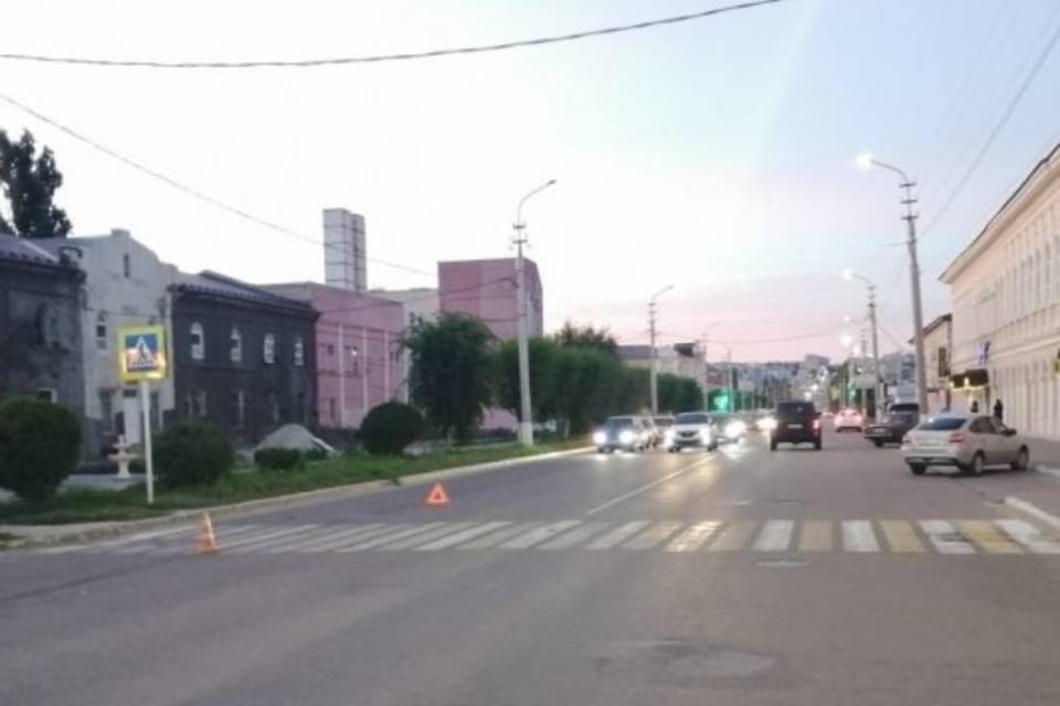 Под Волгоградом автомобиль сбил школьника на переходе