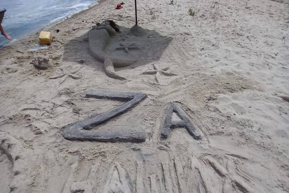 На берегу Цимлянского водохранилища волгоградцы оставили фигуры из песка