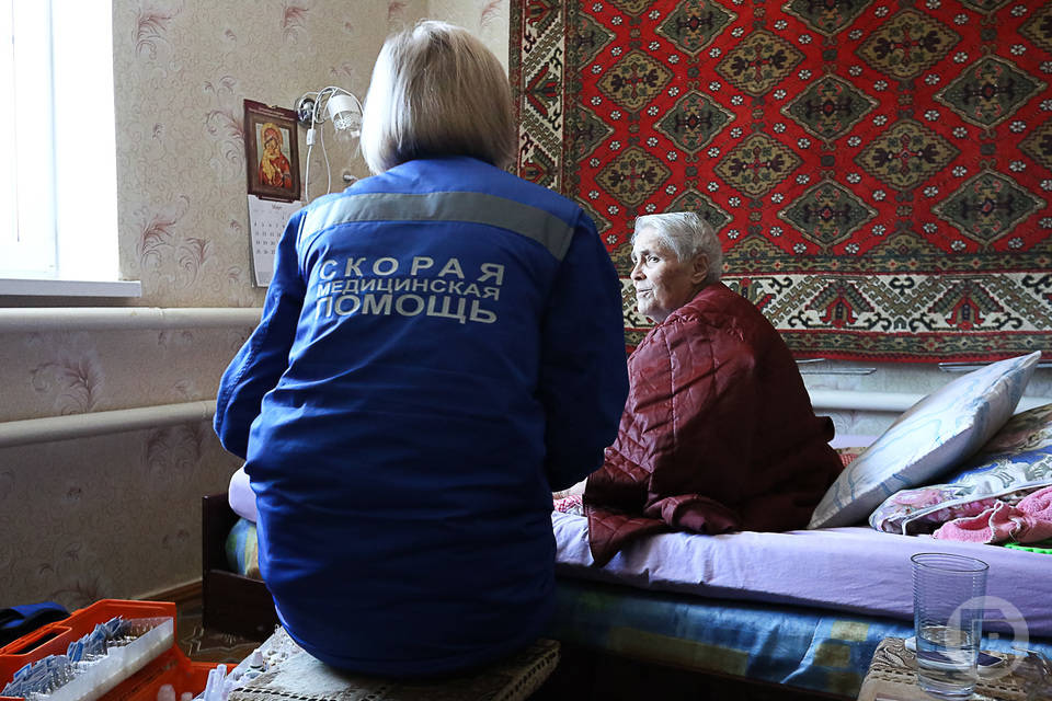Волгоградский травматолог рассказал, как обезопасить пожилых людей от травм в помещениях