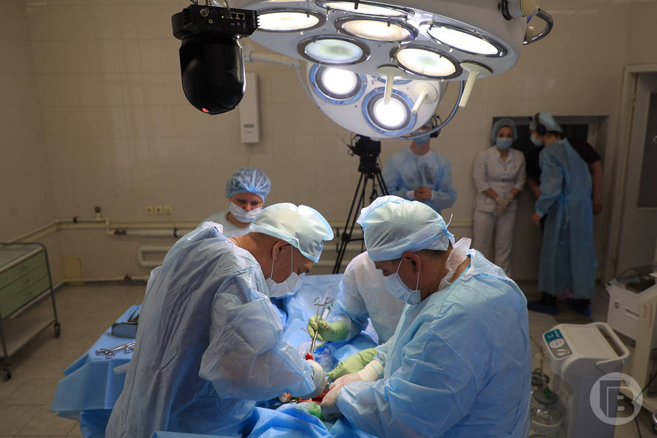 В Волгограде хирурги спасли мужчину, проткнувшего рыбной костью кишечник
