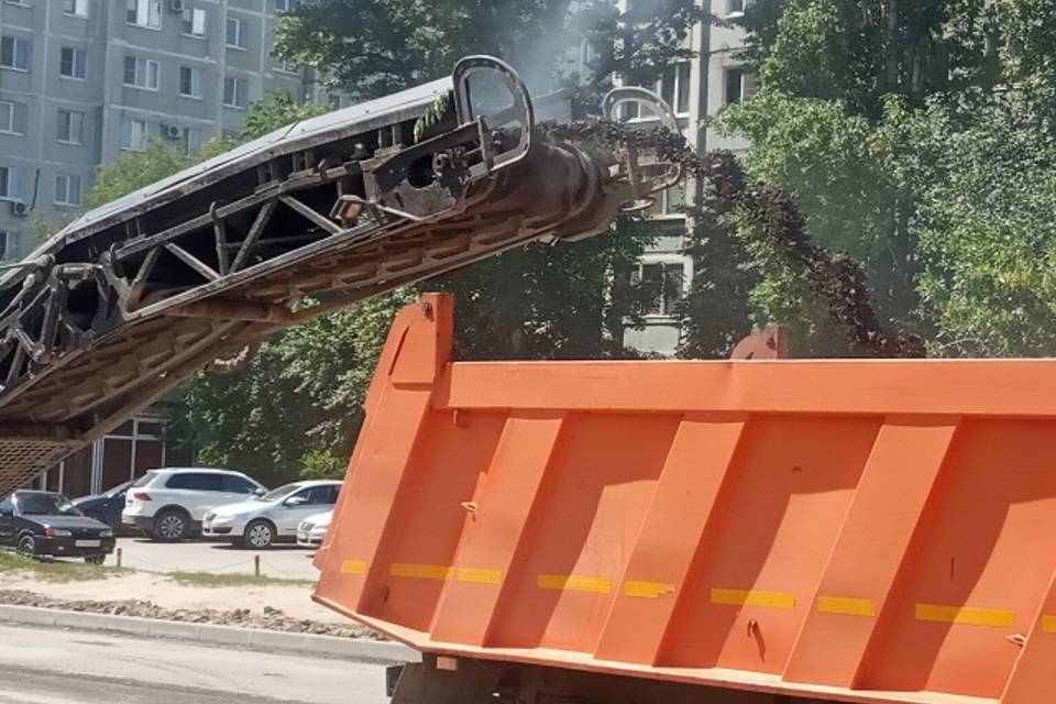 На улице Салтыкова-Щедрина в Волгограде обновляют автомобильный проезд