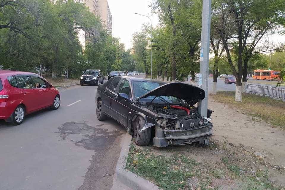 Водитель и пассажир иномарки, врезавшейся в столб в Волгограде, госпитализированы