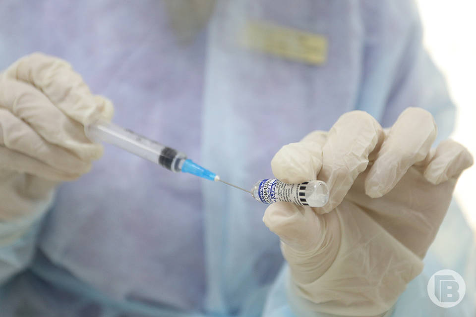 Волгоградцы коллективами ходят делать прививку от коронавируса