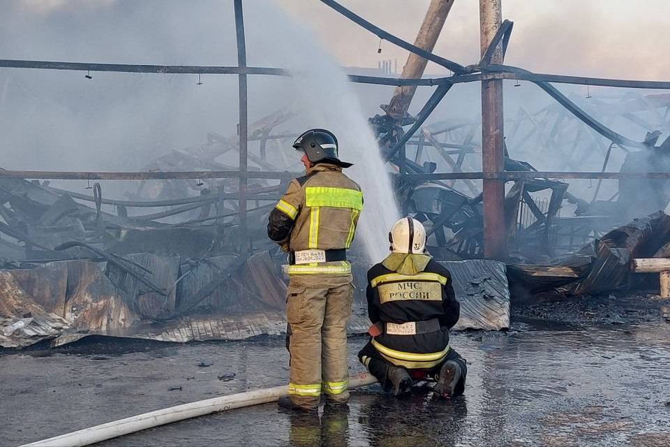 Под Волгоградом потушили крупный пожар на территории рынка