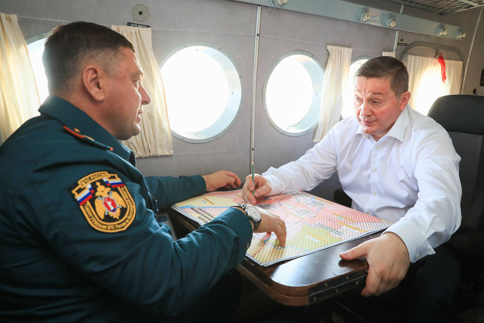 Андрей Бочаров с самолета проинспектировал наиболее пожароопасные территории региона