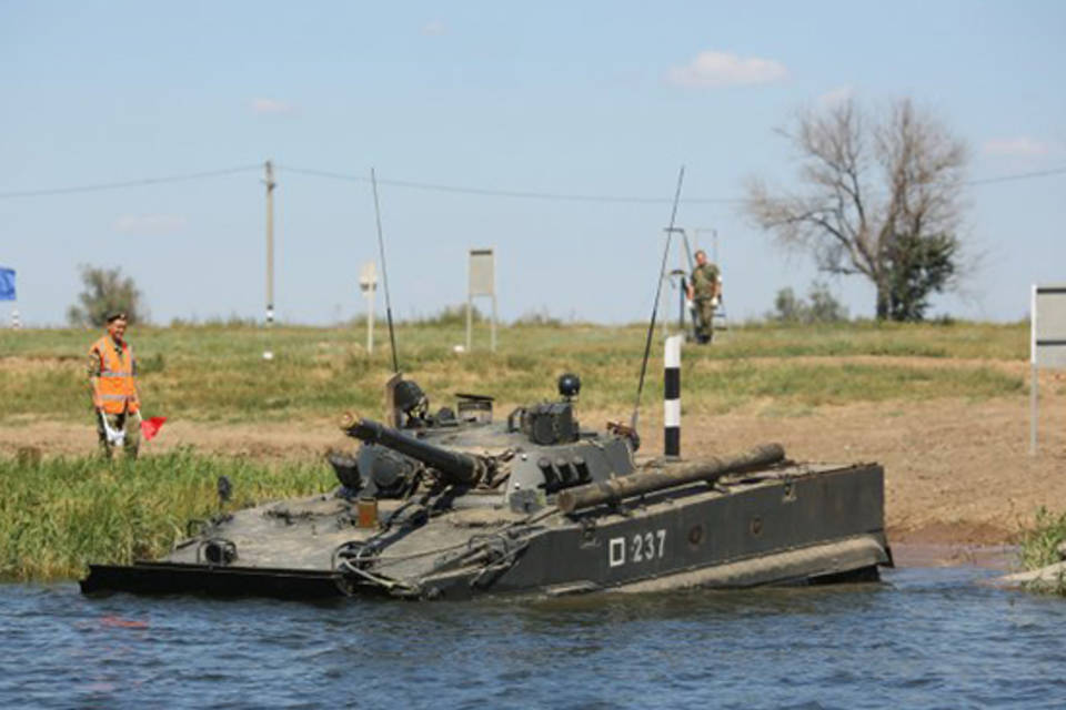 Военные под Волгоградом провели тяжелую технику по воде, как по сухому месту
