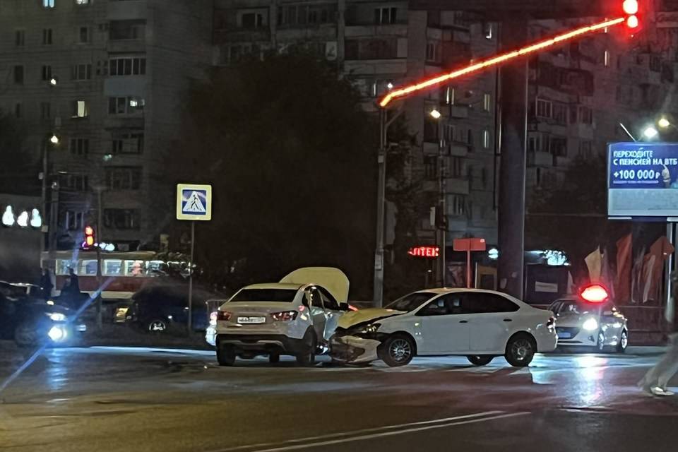 На юге Волгограда Lada Vesta столкнулась с иномаркой