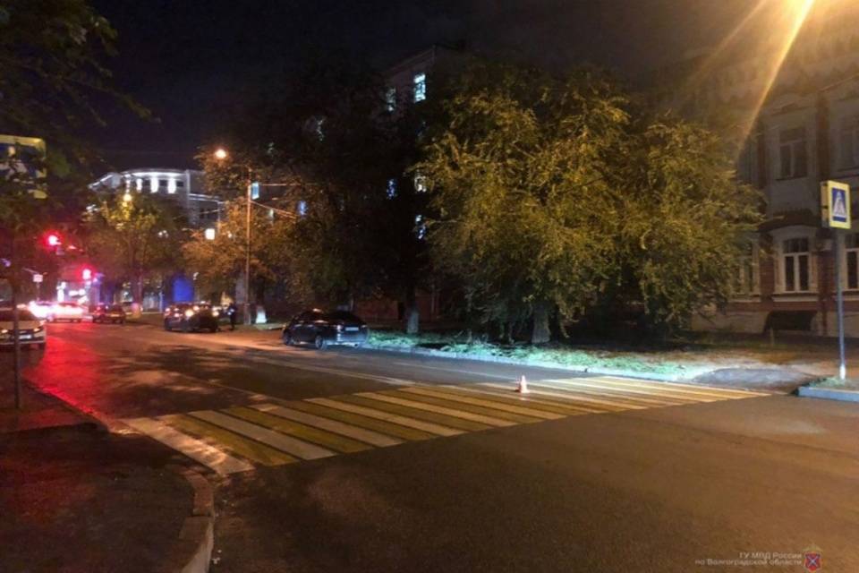 В Волгограде на улице Огарева иномарка сбила пешехода на переходе