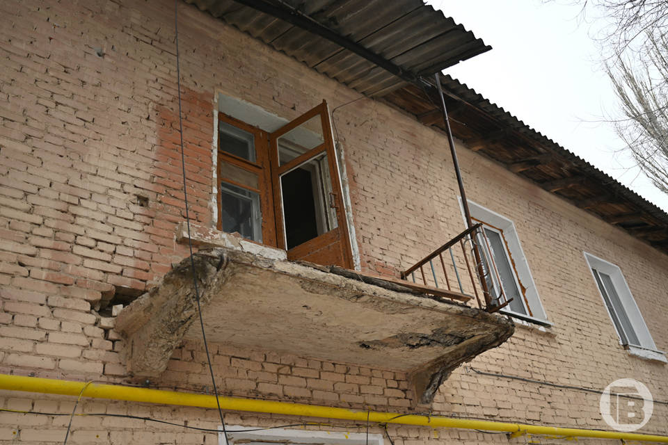 В Волгограде судят мастера, по вине которой школьница оступилась на балконе аварийного дома