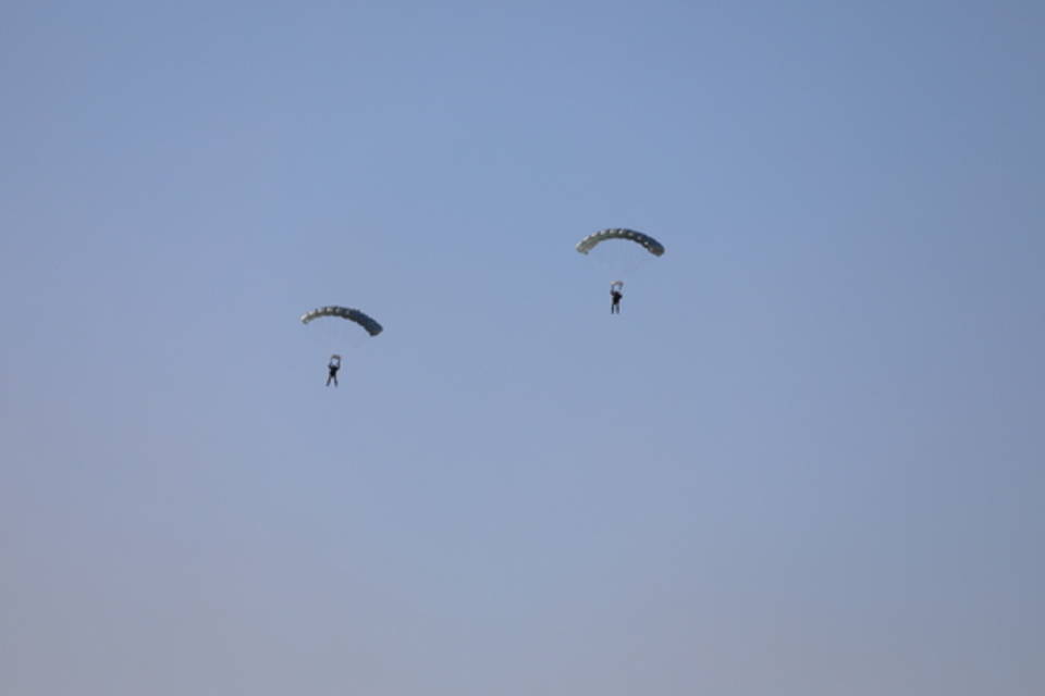 Под Волгоградом разведчики учатся прыгать с парашютом