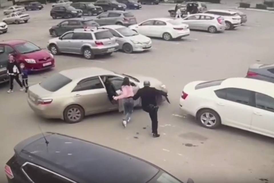 В Волгограде на парковке гипермаркета полицейский задержал воровку