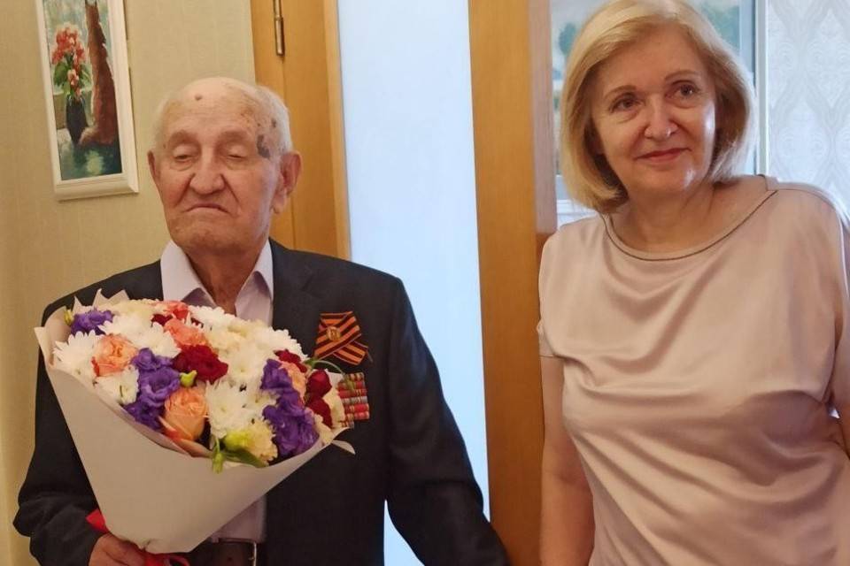 Губернатор Бочаров поздравил ветерана Евгения Рогова с днем рождения