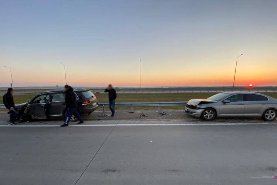 Под Волгоградом на дороге столкнулись сразу четыре машины: три Volkswagen и Ford