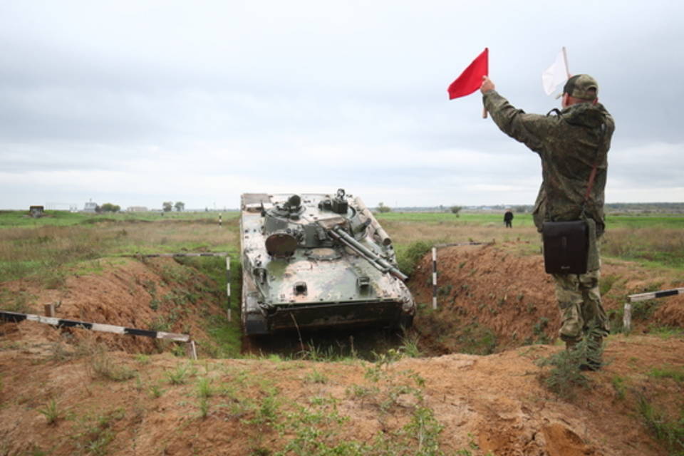 Мобилизованные учатся ездить на танках по косогорам и стрелять по мишеням под Волгоградом