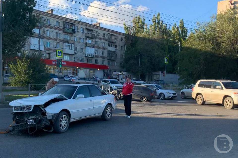 В Кировском районе Волгограда в лобовом ДТП жестко столкнулись две машины