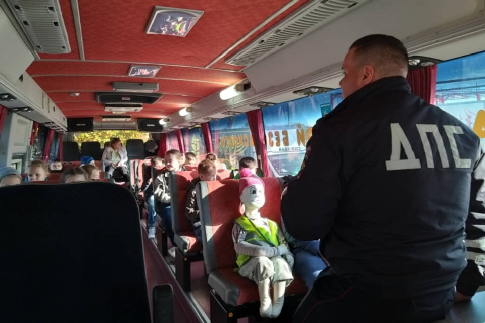 400 волгоградских школьников в автобусе-тренажере «отработали» экстремальное вождение