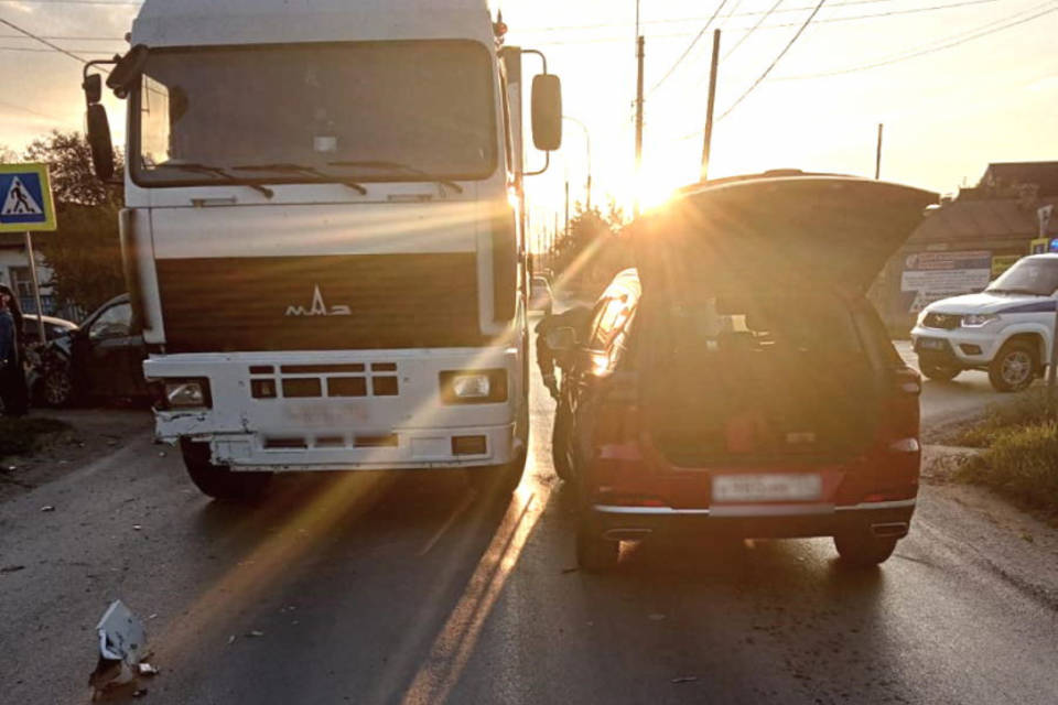 Под Волгоградом грузовик МАЗ, проехавший на красный свет, устроил тройное ДТП