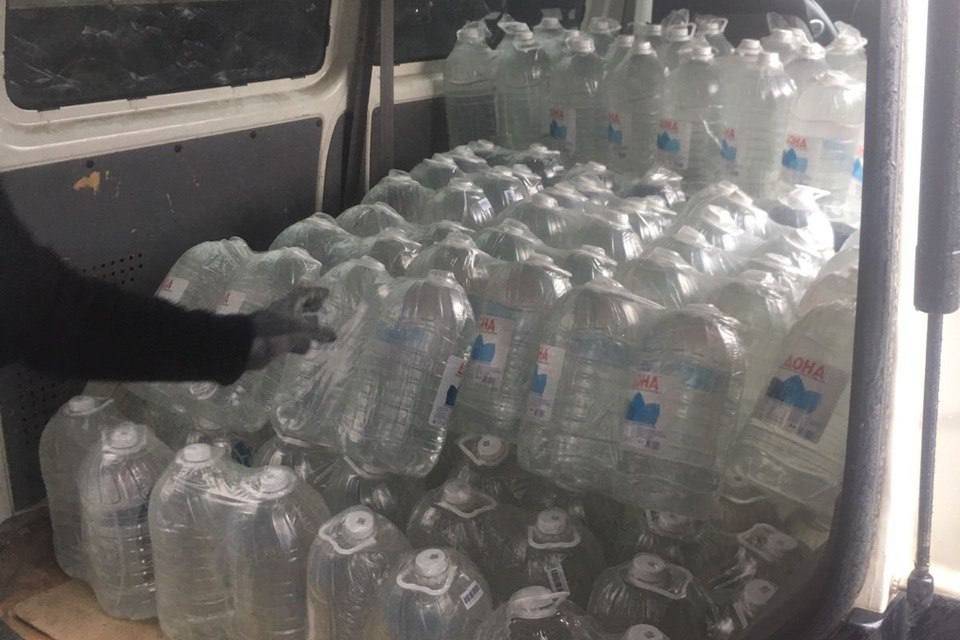 Депутаты гордумы доставляют воду нуждающимся маломобильным волгоградцам