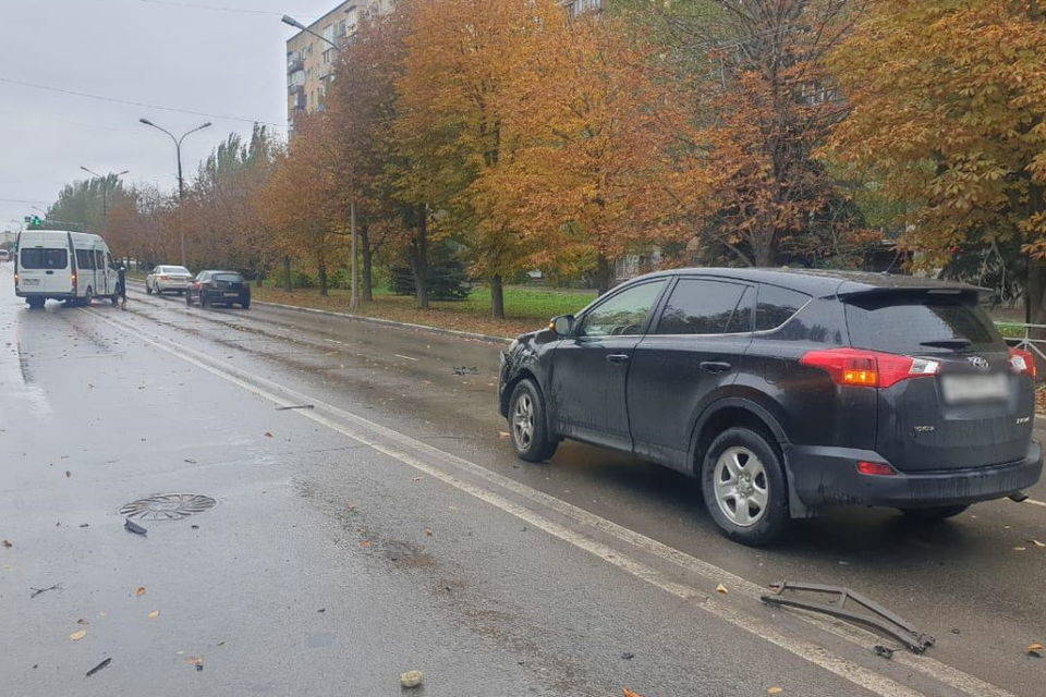 Под Волгоградом две женщины получили травмы в аварии с маршрутным такси
