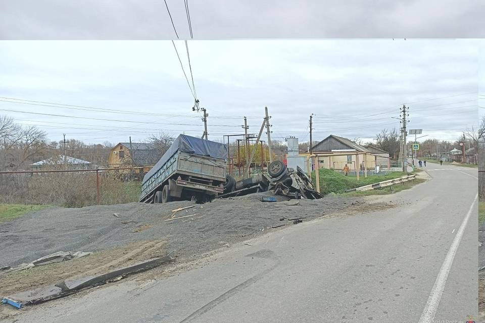 Под Волгоградом КамАЗ-5320 слетел с дороги и опрокинулся