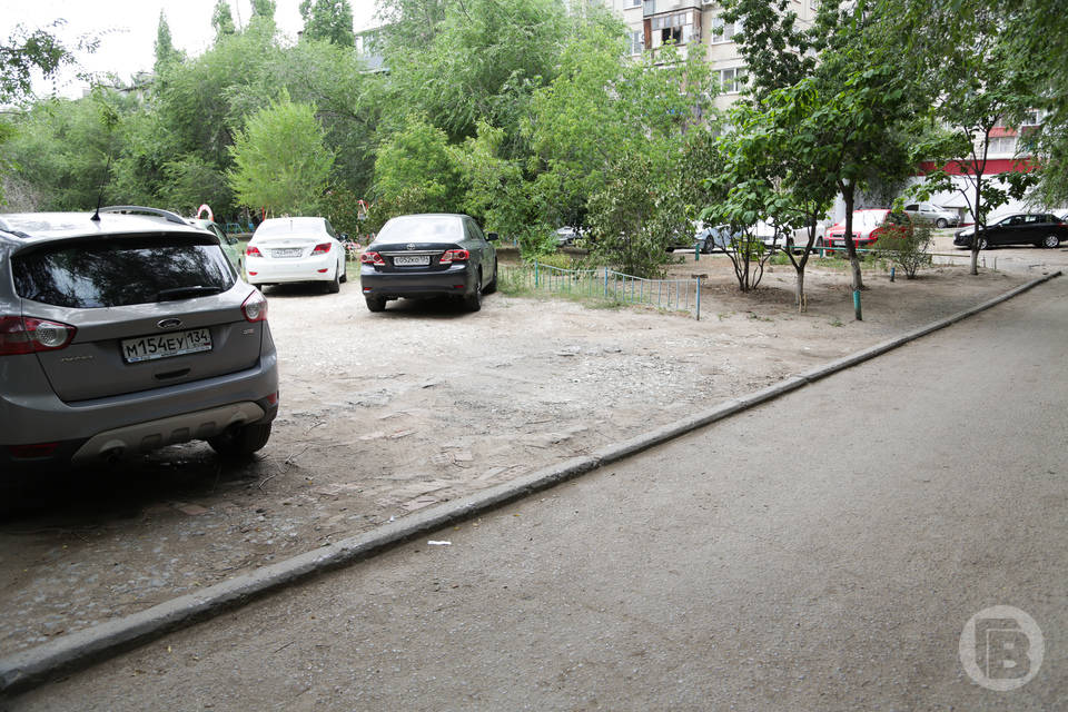 В Волгоградской области сносят незаконные ограждения на парковках
