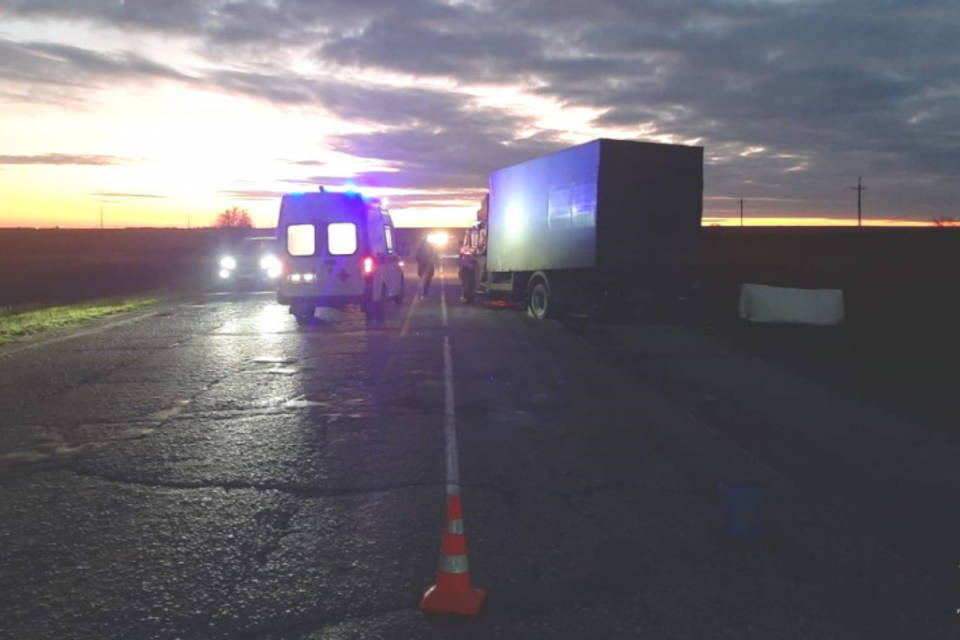 Под Волгоградом в ДТП с фургоном и КамАЗом погиб 33-летний мужчина