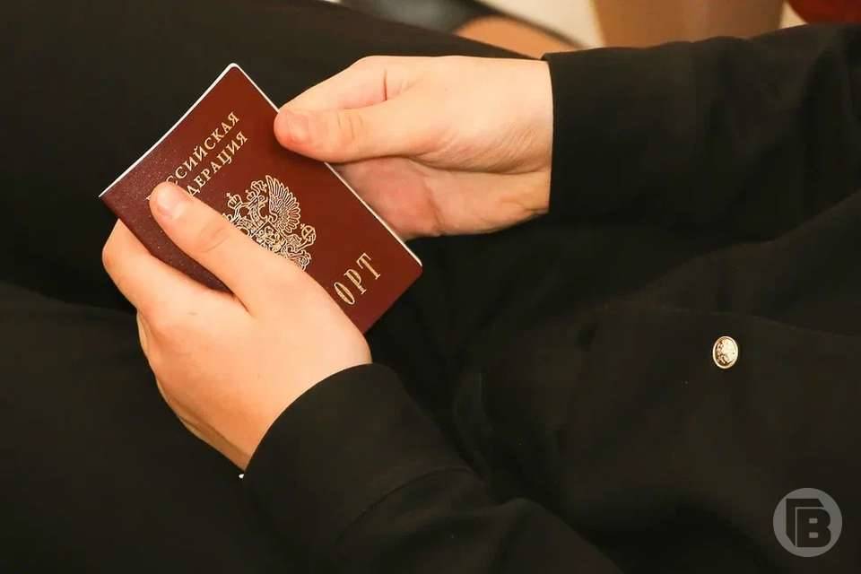 В Волгограде полковник полиции вручил паспорт РФ ребенку-инвалиду