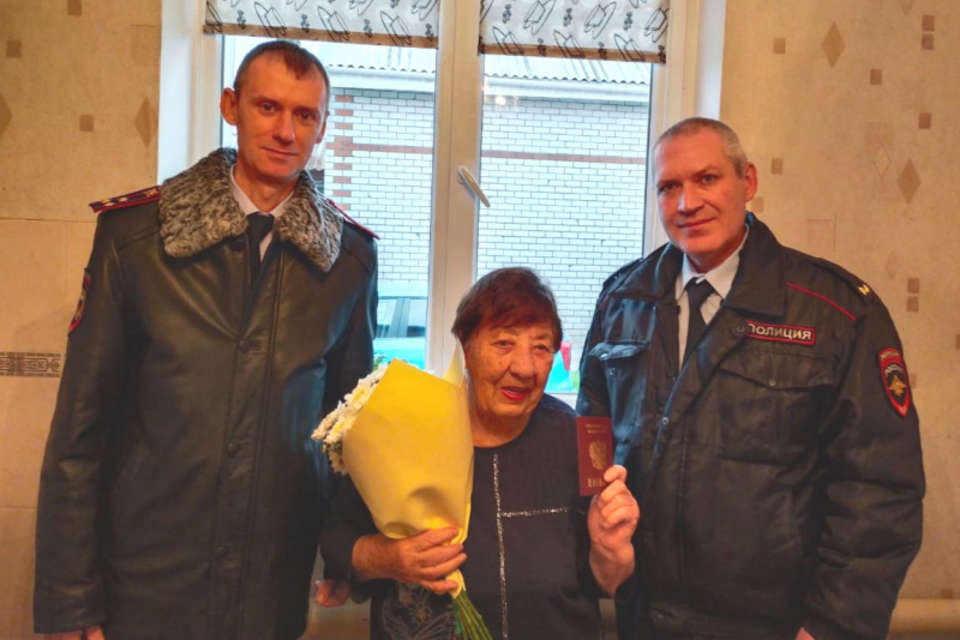 В Волгограде полицейские помогли 96-летней женщине получить гражданство РФ