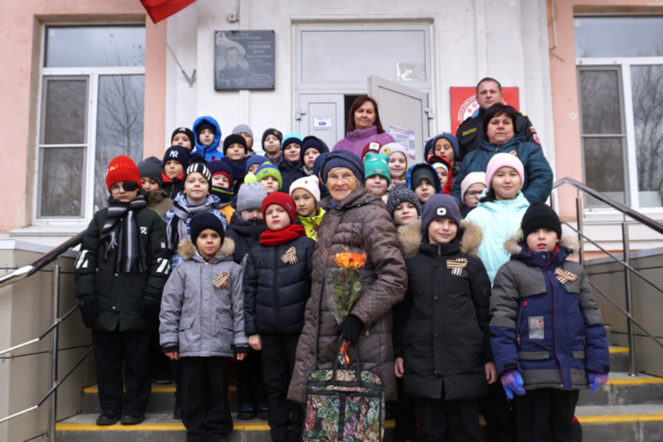На фасаде школы в Волгоградской области открыли мемориальную доску памяти Героя России Дениса Сорокина