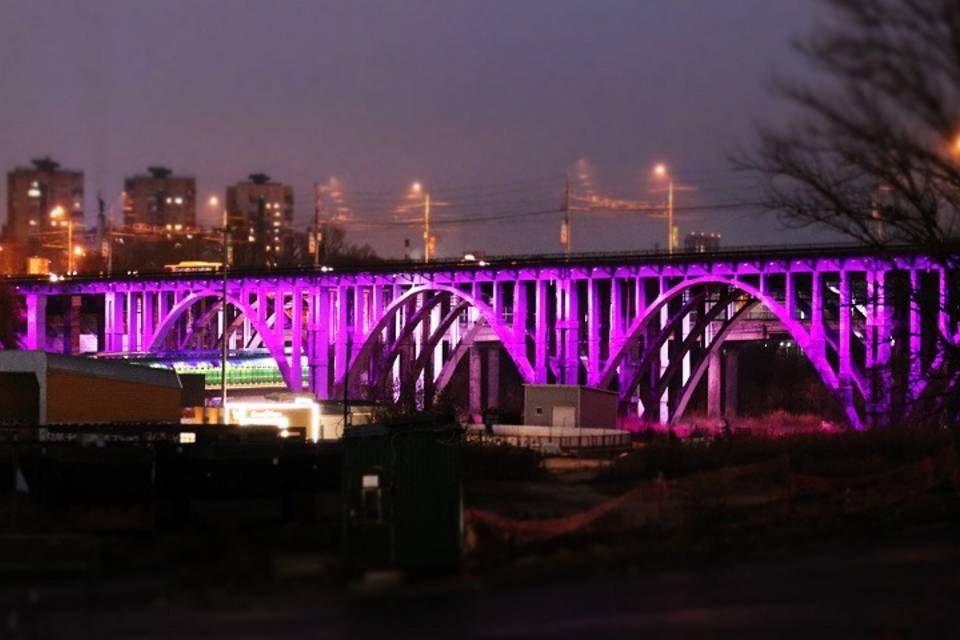 В Волгограде мост изменил подсветку в знак поддержки детей, родившихся раньше срока
