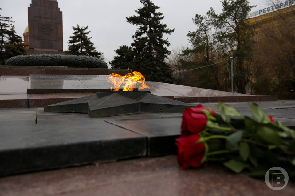 Глава Волгограда Владимир Марченко почтил память погибших защитников у Вечного огня