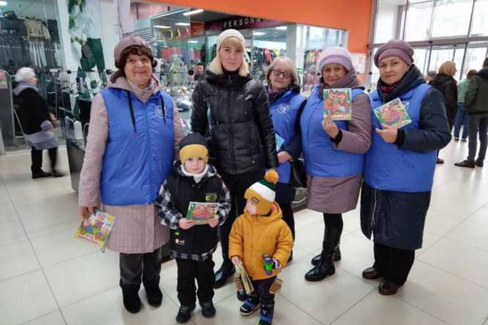 В Волгоградской области серебряные волонтеры раздали малышам книжки