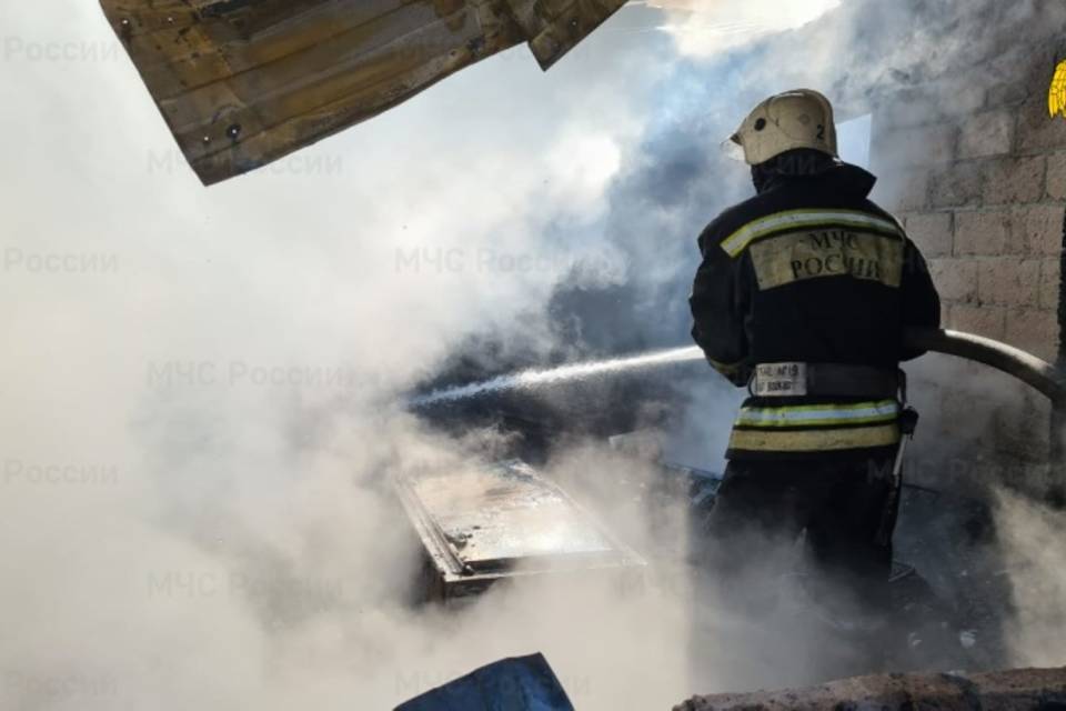 Почти час под Волгоградом не могли потушить пожар в доме