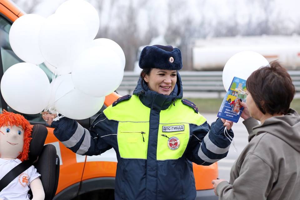 Сотрудники Госавтоинспекции с шарами приветствовали волгоградок за рулем