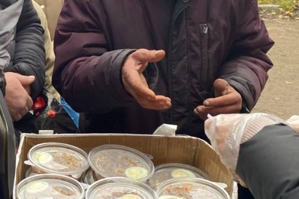 Каждую субботу в Волгограде волонтеры храма раздают еду нуждающимся