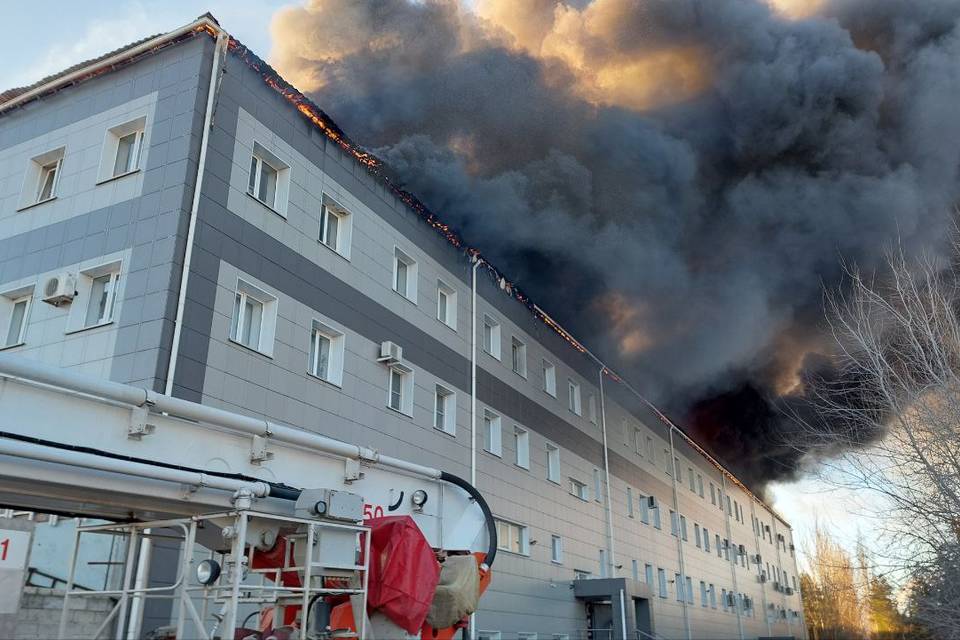 Для тушения огня в цехе производства под Волгоградом направили пожарный поезд
