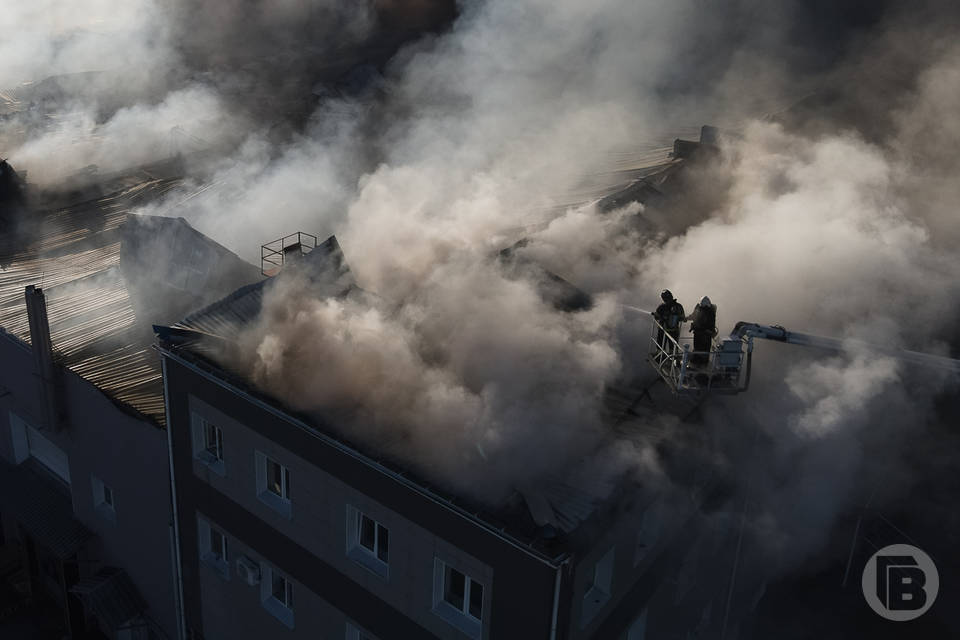 Фото с места ЧП: более 9 часов в Волгограде тушили крупный пожар на складе с пластиком