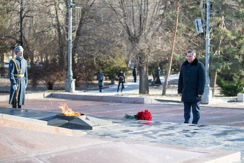 Губернатор Андрей Бочаров почтил память Неизвестного Солдата