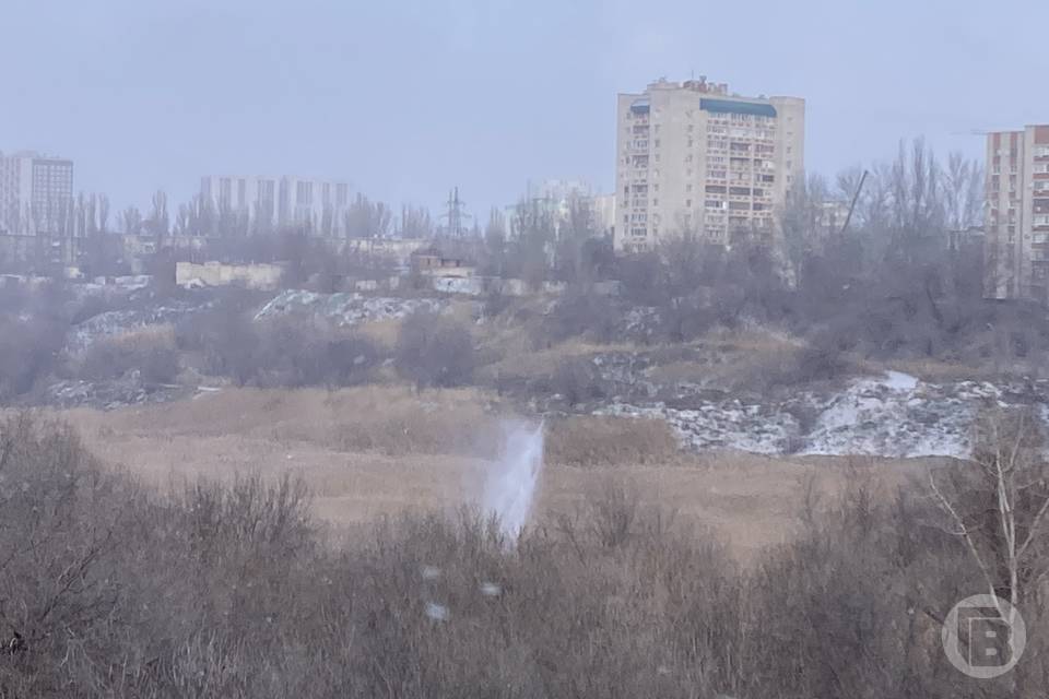 В Волгограде на улице Бурейской ликвидируют течь на водопроводе в пойме .