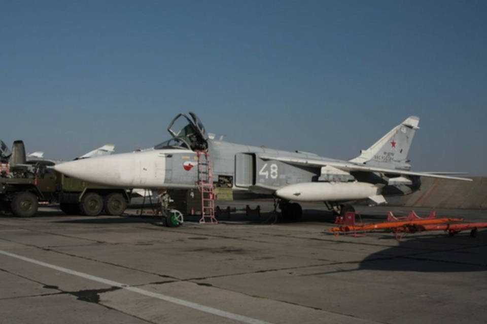 Бомбардировщики Су-24М отрабатывают учебные полеты в Волгоградской области